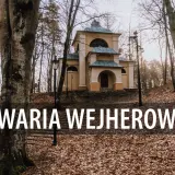 Kaplica na Kalwarii Wejherowskiej otoczona jesiennym lasem.