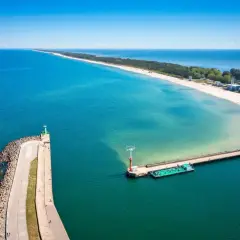 Władysławowo co zobaczyć: molo, latarnia morska i plaża. Długi, piaszczysty brzeg Bałtyku, idealny na spacer.