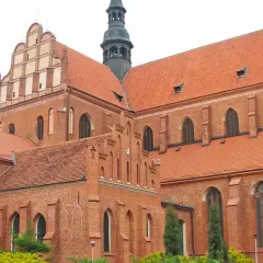 Gotycka katedra w Pelplinie, wspaniałe atrakcje architektoniczne z cegły i czerwonych dachów.