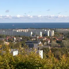 Widok z punktu widokowego Pachołek na Gdynię i Zatokę Gdańską. W oddali morze z żaglowcami i statkami.