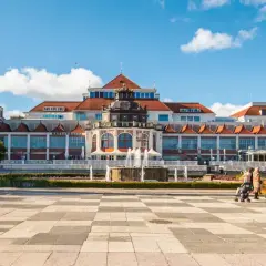 Sopot, część Trójmiasta, zachęca do zwiedzania piękną architekturą, fontannami i wesołym miasteczkiem.