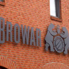 Stary Browar w Kościerzynie. Dwa niedźwiedzie trzymają beczkę piwa. Nad budynkiem balon z kuflem piwa.