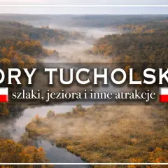 Mglisty poranek nad rzeką w **parku narodowym Bory Tucholskie**. Jesienne drzewa otaczają wodę, tworząc malowniczy krajobraz.