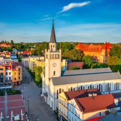 Urokliwy rynek z kościołem i zamkiem, oferujący wiele bytów atrakcji.