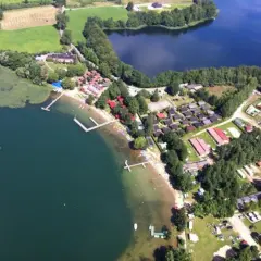 Chmielno atrakcje: ośrodek wypoczynkowy nad jeziorem, domki, plaża, pomosty, las. Idealne miejsce na wakacje.
