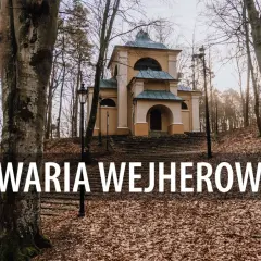 Kaplica na Kalwarii Wejherowskiej otoczona jesiennym lasem.