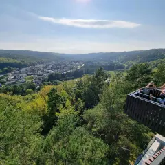 Widok z platformy widokowej na górze Markowca w Rumi. W dole rozciąga się miasto otoczone zielonymi wzgórzami.