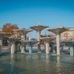 Monumentalna fontanna w Gdyni, z kaskadami wody spływającej po kamiennych, grzybkowatych formach.