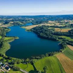 Malownicze jezioro i pola uprawne na Pomorzu, idealne na letnie ferie.