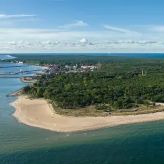 Widok z lotu ptaka na Rzucewo plażę, port, las i miasteczko.