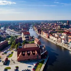 Gdańsk atrakcje: malowniczy widok na Motławę, Stare Miasto z charakterystyczną architekturą i nowoczesne budynki.