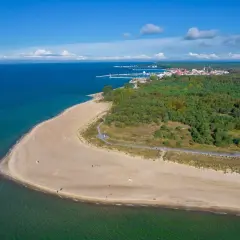 Piękna plaża i las na Helu. Mnóstwo atrakcji czeka na turystów, od spacerów po molo po sporty wodne.