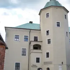 Zamek książąt pomorskich w Słupsku, z charakterystyczną wieżą i ceglaną przybudówką, stanowi serce miasta.