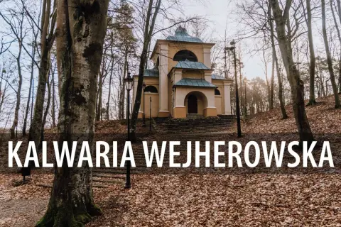 Kaplica na Kalwarii Wejherowskiej otoczona jesiennym lasem.