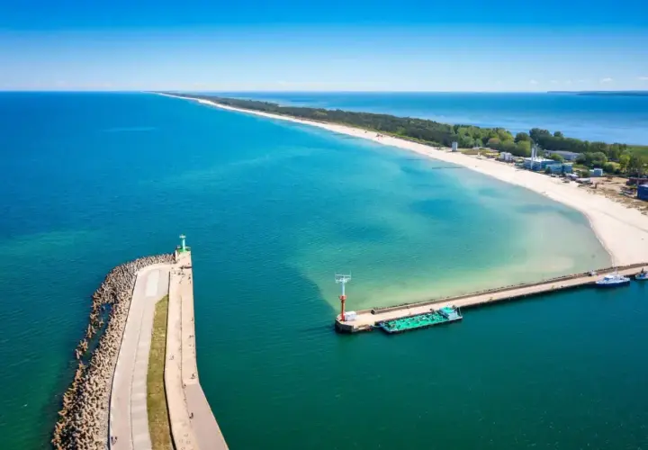 Władysławowo co zobaczyć: molo, latarnia morska i plaża. Długi, piaszczysty brzeg Bałtyku, idealny na spacer.