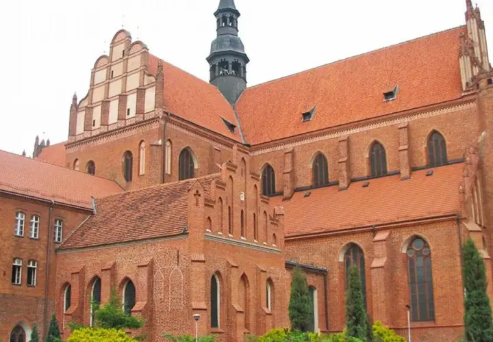Gotycka katedra w Pelplinie, wspaniałe atrakcje architektoniczne z cegły i czerwonych dachów.