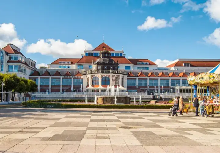 Sopot, część Trójmiasta, zachęca do zwiedzania piękną architekturą, fontannami i wesołym miasteczkiem.