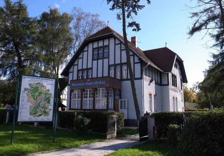 Muzeum Kaszubskie w Kartuzach, dawna elektrownia, zaprasza do zwiedzania.