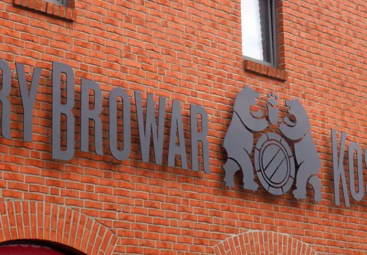 Stary Browar w Kościerzynie. Dwa niedźwiedzie trzymają beczkę piwa. Nad budynkiem balon z kuflem piwa.