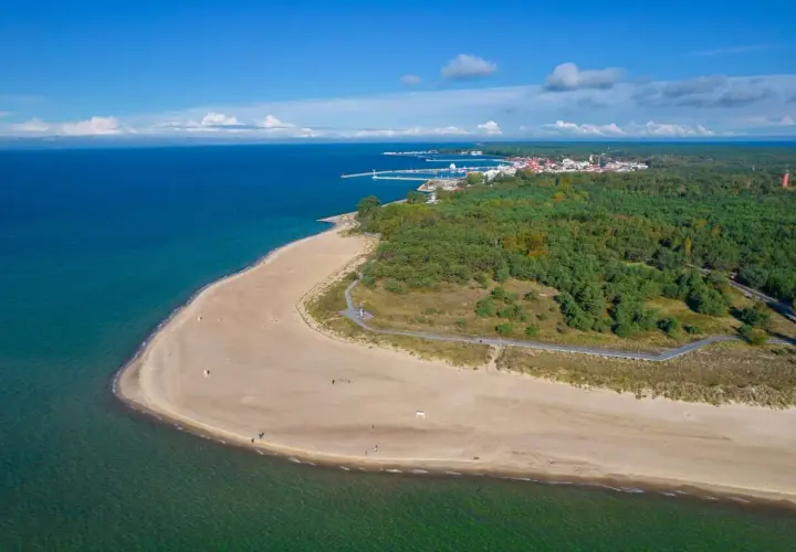 Malowniczy widok na plażę i las na Helu. Idealne miejsce na zwiedzanie portu wojennego i podziwianie krajobrazów.