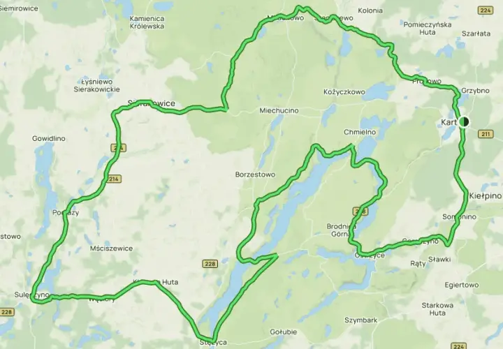 Trasa rowerowa przez Kaszuby, wiodąca przez malownicze jeziora i lasy, z zaznaczonymi miejscowościami jak Kartuzy.