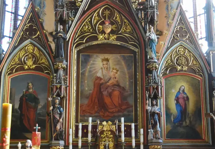 Ołtarz w Swarzewie. Centralny obraz Matki Boskiej z Dzieciątkiem, po bokach obrazy świętych i figury.
