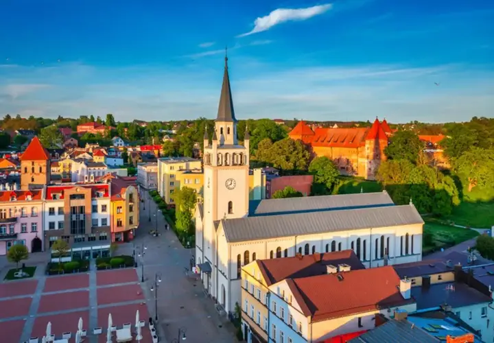 Urokliwy rynek z kościołem i zamkiem, oferujący wiele bytów atrakcji.