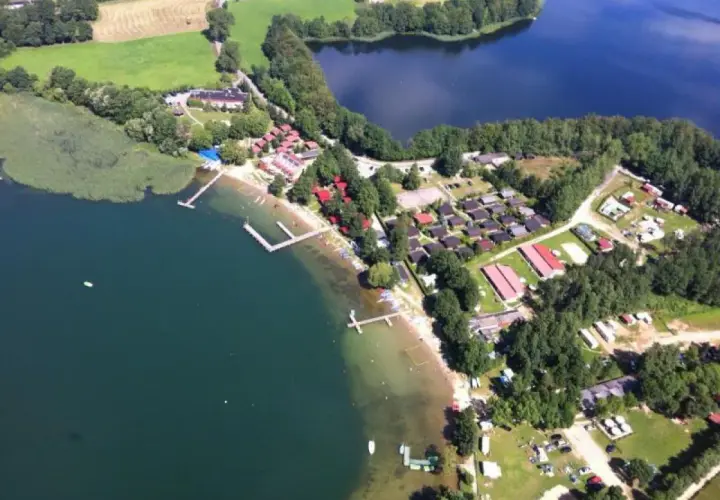 Chmielno atrakcje: ośrodek wypoczynkowy nad jeziorem, domki, plaża, pomosty, las. Idealne miejsce na wakacje.