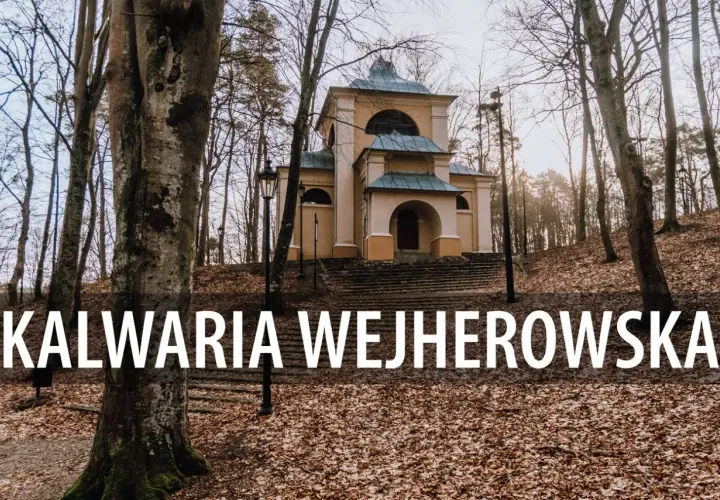 Kaplica na Kalwarii Wejherowskiej otoczona jesiennym lasem.