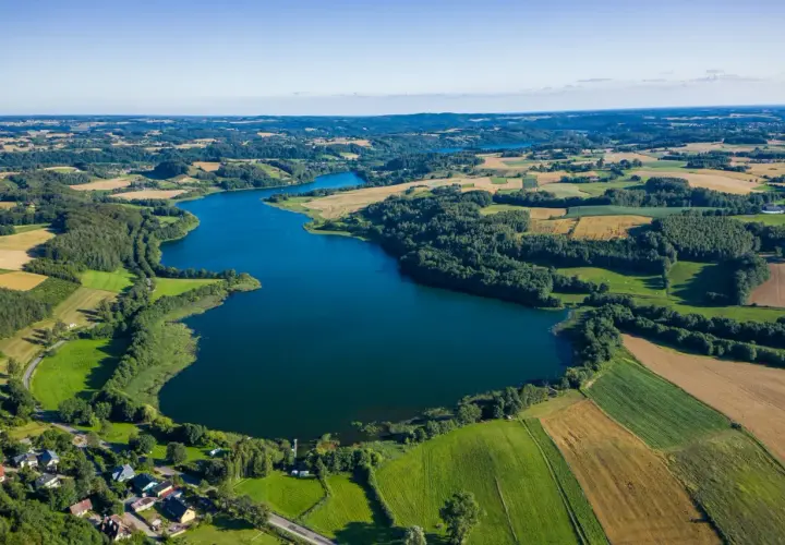 Malownicze jezioro i pola uprawne na Pomorzu, idealne na letnie ferie.