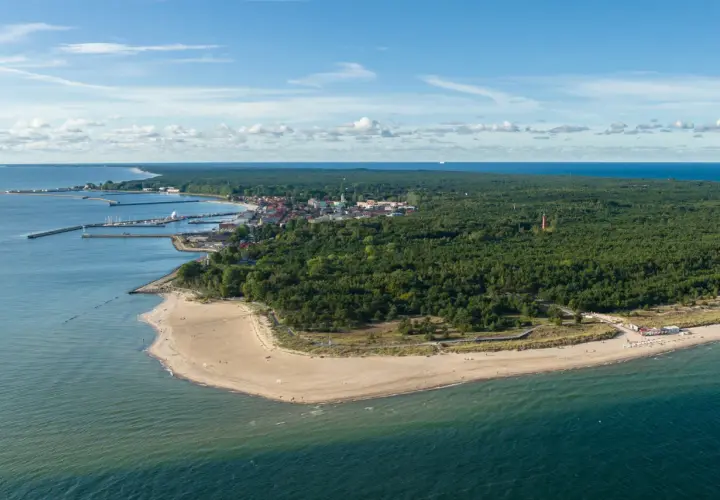 Widok z lotu ptaka na Rzucewo plażę, port, las i miasteczko.