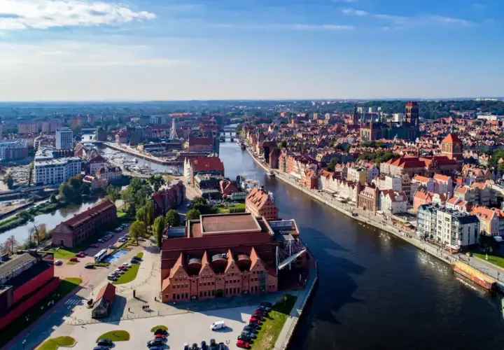 Gdańsk atrakcje: malowniczy widok na Motławę, Stare Miasto z charakterystyczną architekturą i nowoczesne budynki.