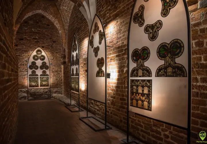 Wystawa witraży w ceglanych murach zamku w Malborku. Odkryj niezwykłe atrakcje i historię tego miejsca.