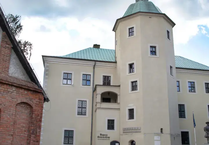 Zamek książąt pomorskich w Słupsku, z charakterystyczną wieżą i ceglaną przybudówką, stanowi serce miasta.