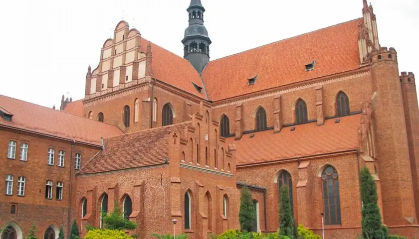 Gotycka katedra w Pelplinie, wspaniałe atrakcje architektoniczne z cegły i czerwonych dachów.