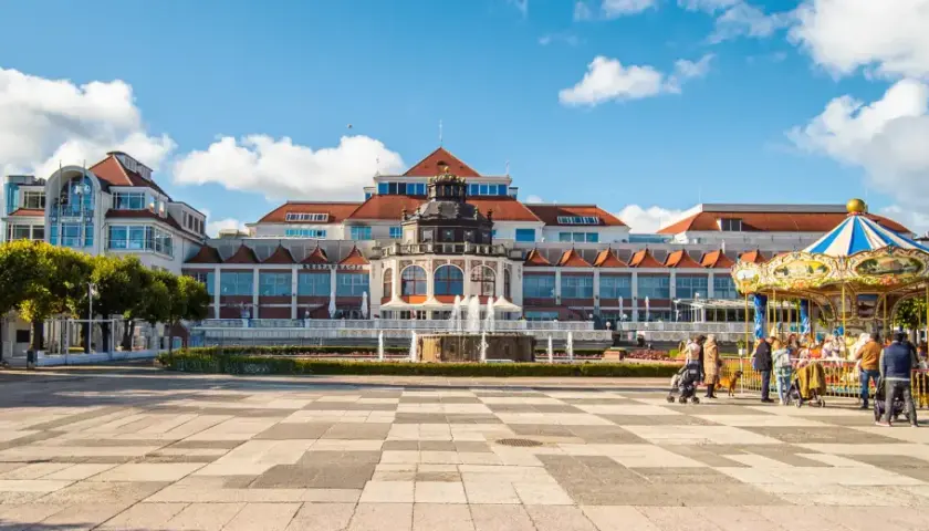 Sopot, część Trójmiasta, zachęca do zwiedzania piękną architekturą, fontannami i wesołym miasteczkiem.
