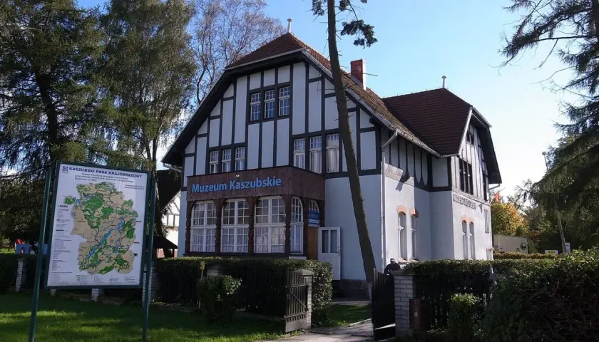 Muzeum Kaszubskie w Kartuzach, dawna elektrownia, zaprasza do zwiedzania.