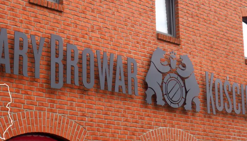 Stary Browar w Kościerzynie. Dwa niedźwiedzie trzymają beczkę piwa. Nad budynkiem balon z kuflem piwa.