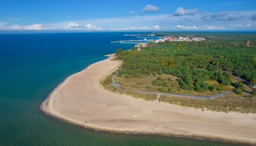 Malowniczy widok na plażę i las na Helu. Idealne miejsce na zwiedzanie portu wojennego i podziwianie krajobrazów.
