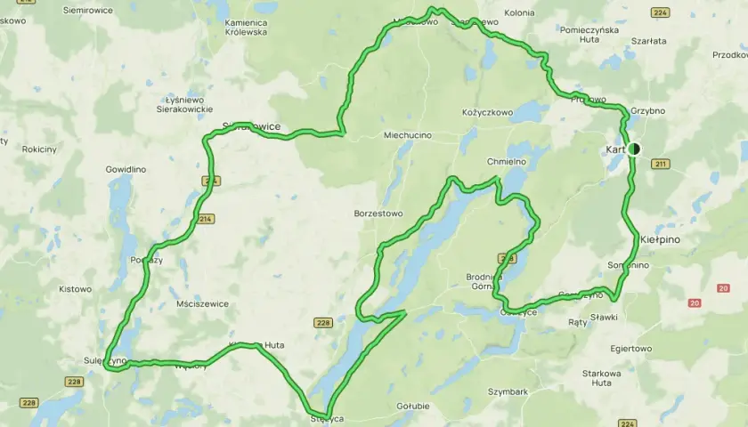 Trasa rowerowa przez Kaszuby, wiodąca przez malownicze jeziora i lasy, z zaznaczonymi miejscowościami jak Kartuzy.