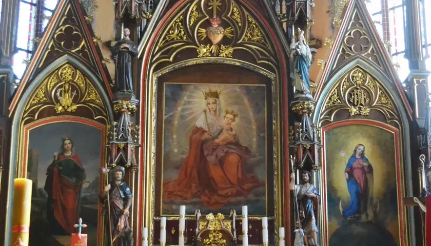 Ołtarz w Swarzewie. Centralny obraz Matki Boskiej z Dzieciątkiem, po bokach obrazy świętych i figury.