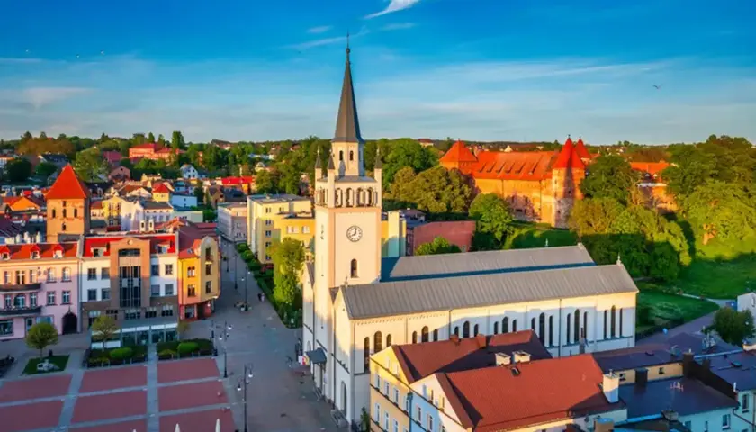 Urokliwy rynek z kościołem i zamkiem, oferujący wiele bytów atrakcji.