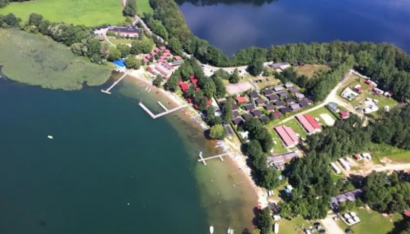 Chmielno atrakcje: ośrodek wypoczynkowy nad jeziorem, domki, plaża, pomosty, las. Idealne miejsce na wakacje.