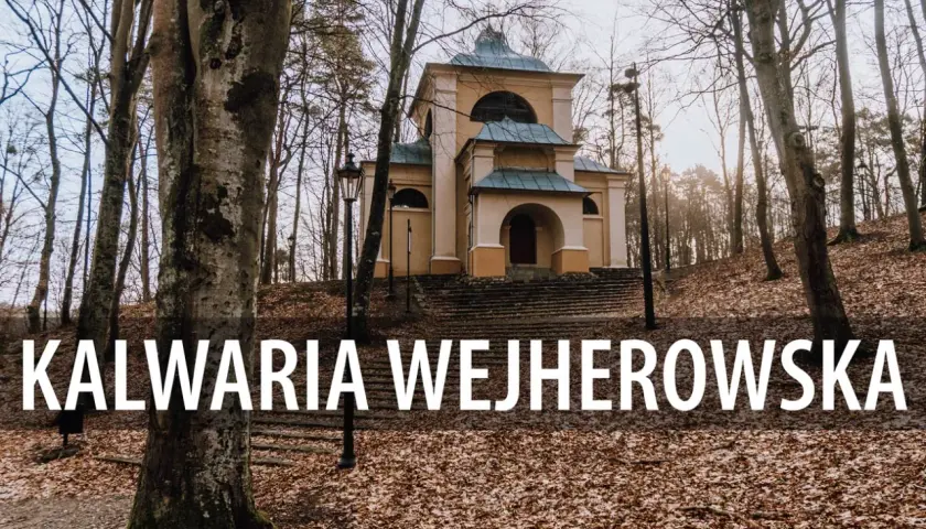 Kaplica na Kalwarii Wejherowskiej otoczona jesiennym lasem.
