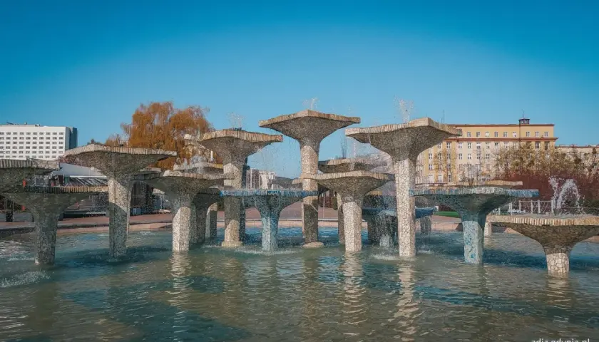Monumentalna fontanna w Gdyni, z kaskadami wody spływającej po kamiennych, grzybkowatych formach.