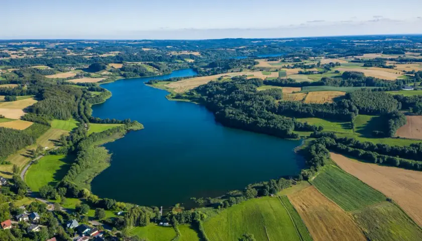 Malownicze jezioro i pola uprawne na Pomorzu, idealne na letnie ferie.