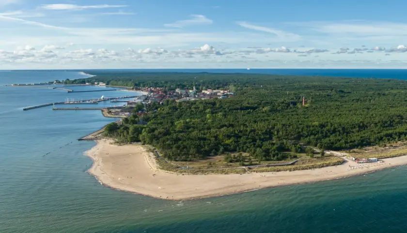 Widok z lotu ptaka na Rzucewo plażę, port, las i miasteczko.