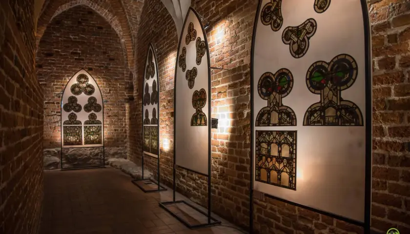 Wystawa witraży w ceglanych murach zamku w Malborku. Odkryj niezwykłe atrakcje i historię tego miejsca.