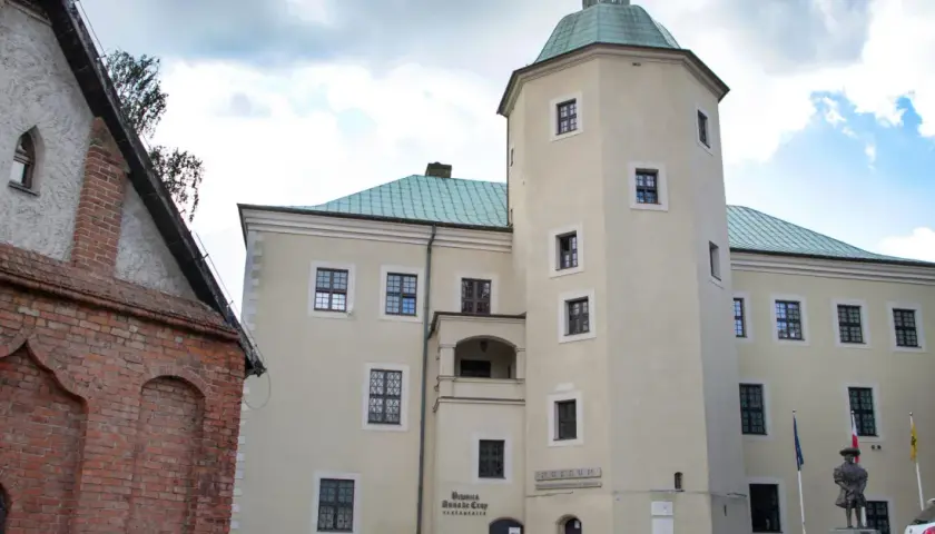 Zamek książąt pomorskich w Słupsku, z charakterystyczną wieżą i ceglaną przybudówką, stanowi serce miasta.