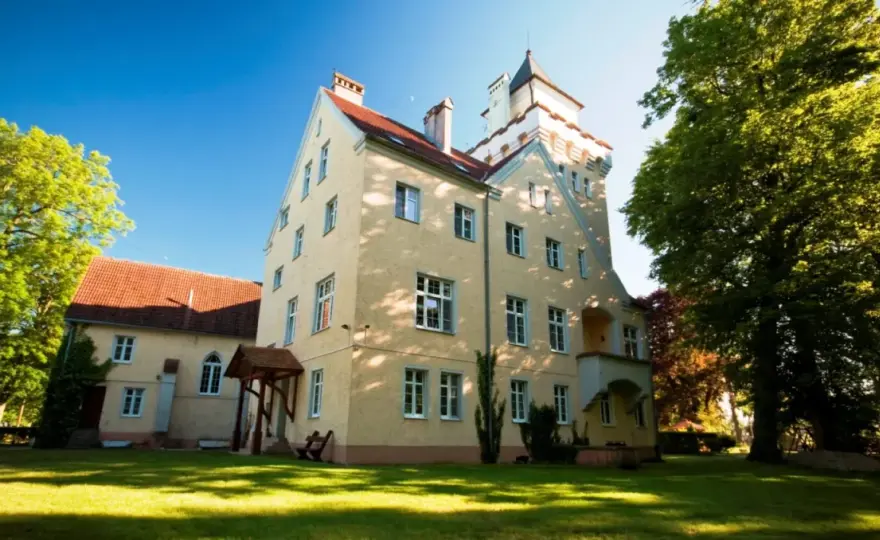 Pałac w Nowęcinie - historia, kaplica i praktyczne zwiedzanie